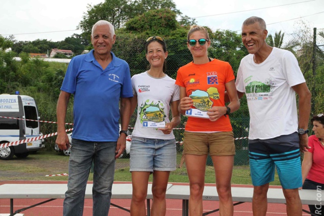 Clémence Hollinger (1ère) et Ombeline Blanc (2ème) en seniors sur les 28km, avec les félicitations de Jean-Claude et et Jean-Louis Prianon