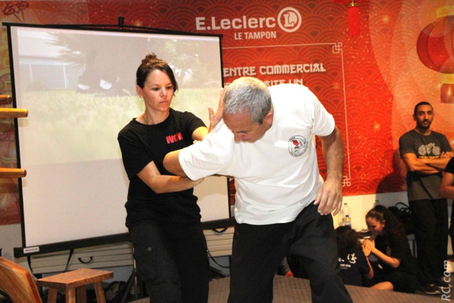 Jena est la compagne et l’assistante de Muller Lauret qui constate ici, qu’elle a bien appris… Jena est la compagne et l’assistante de Muller Lauret qui constate ici, qu’elle a bien appris…