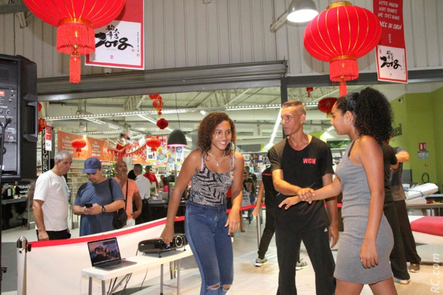 Comme on le voit ici, le public était invité à « mettre la main à la pâte » Comme on le voit ici, le public était invité à « mettre la main à la pâte »