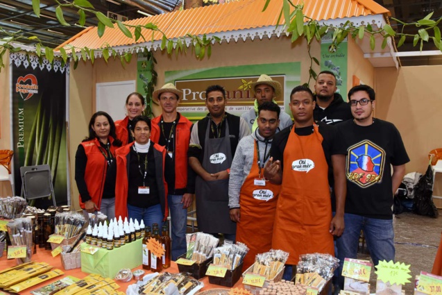Willy Boyer et toute son équipe sur le stand Pro Vanille Willy Boyer et toute son équipe sur le stand Pro Vanille