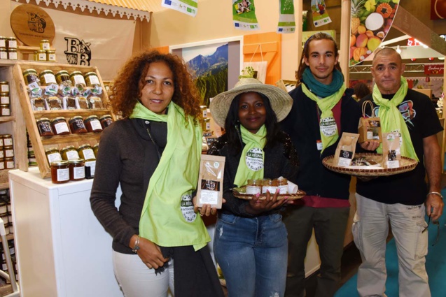 Bananeraie Bio de Bourbon : ce sont les sourires de Katiusca Payet et des élèves du lycée agricole de Saint-Paul Bananeraie Bio de Bourbon : ce sont les sourires de Katiusca Payet et des élèves du lycée agricole de Saint-Paul