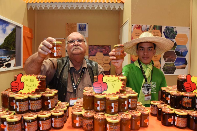 Les bons miels aux baies roses ou aux letchis de Jean-François Vaudin (Association pour le développement de l’apiculture de l’île de La Réunion (ADAR) Les bons miels aux baies roses ou aux letchis de Jean-François Vaudin (Association pour le développement de l’apiculture de l’île de La Réunion (ADAR)