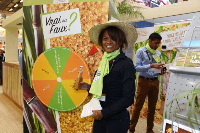 Petit quizz sur le sucre gentiment proposé par Dolène Tergemina au stand du Syndicat du Sucre Petit quizz sur le sucre gentiment proposé par Dolène Tergemina au stand du Syndicat du Sucre