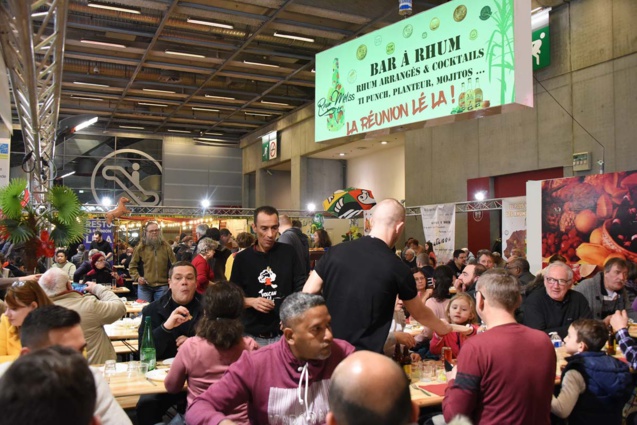 Un grand restaurant avec un buffet de spécialités réunionnaises sous la houlette de Réuni Rhums Un grand restaurant avec un buffet de spécialités réunionnaises sous la houlette de Réuni Rhums