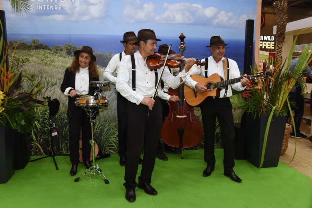 Les “Pat’Jaunes” ont animé l’inauguration du pavillon réunionnais Les “Pat’Jaunes” ont animé l’inauguration du pavillon réunionnais