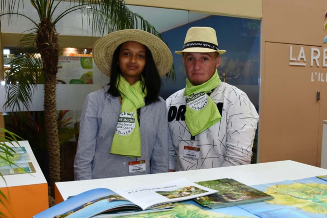 Emmanuelle et Anthony, du lycée agricole de St-Denis, parlent aussi tourisme au stand de l’IRT Emmanuelle et Anthony, du lycée agricole de St-Denis, parlent aussi tourisme au stand de l’IRT