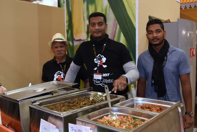 Giovanni, Patrick et Antoine font le bonheur des visiteurs avec rougail, massalé et autres délices réunionnaises