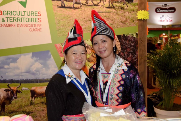Deux charmants sourires de Hmongs guyanaises en costume traditionnel