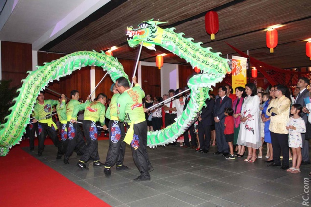 Un dragon vert pour accueillir les officiels Un dragon vert pour accueillir les officiels