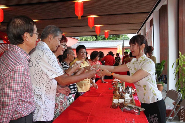 La cérémonie du thé présentée par Mlle Xuemei Yang, avec délicatesse et professionalisme