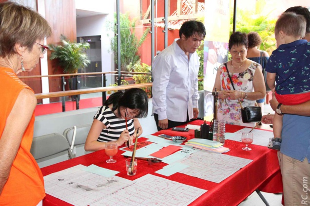 La calligraphie chinoise au stand de Claire Chane Haong