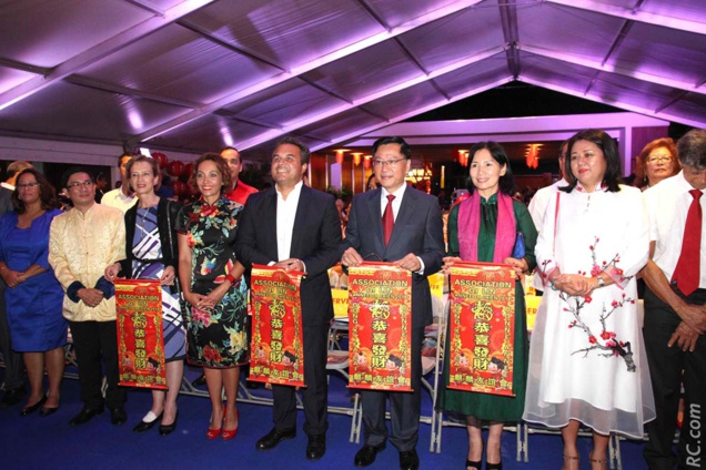 Les officiels vont ensuite réaliser leur discours sur le podium 15 : Ma Les officiels vont ensuite réaliser leur discours sur le podium 15 : Ma