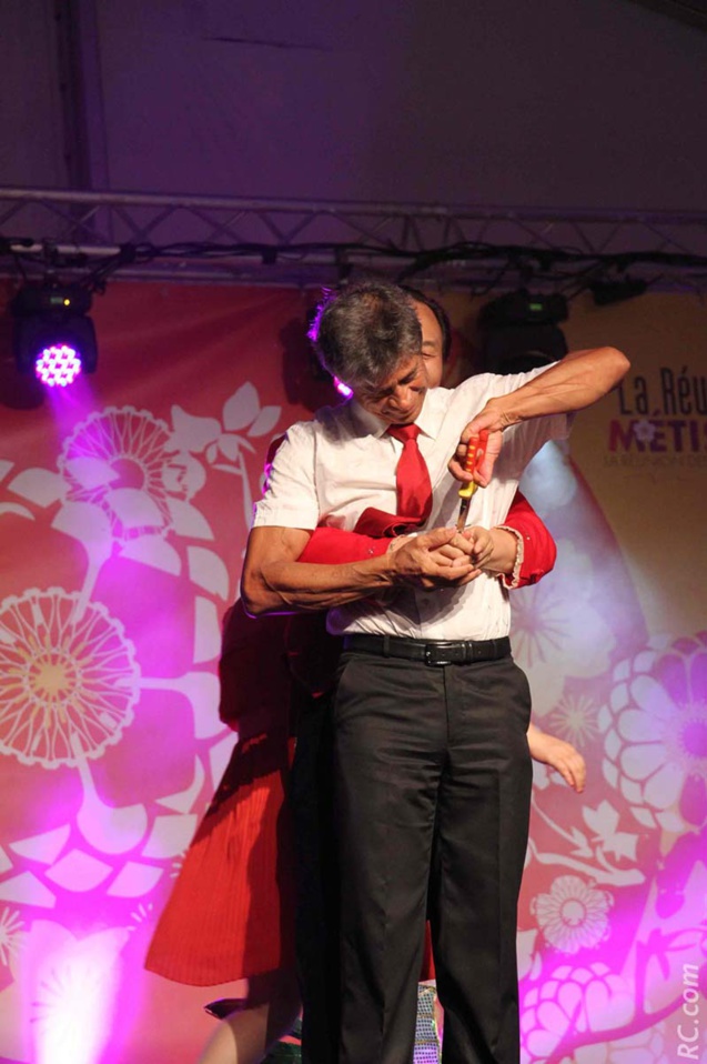 Alain Armand « enchaîné » au magicien de la troupe de Shenzen Arts Company