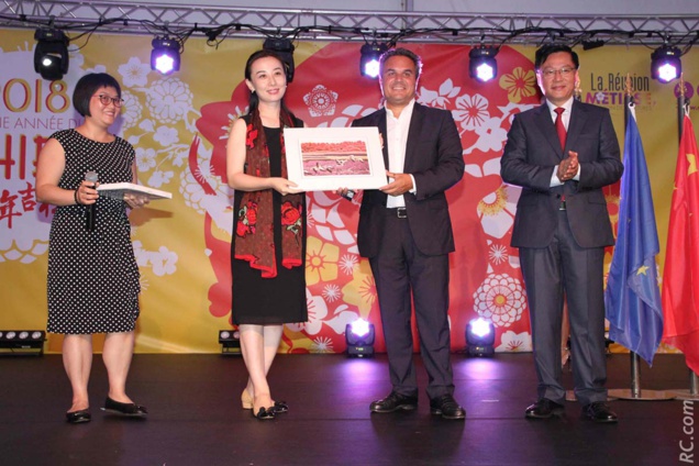 Traditionnels échanges de cadeaux sur le podium officiel Traditionnels échanges de cadeaux sur le podium officiel