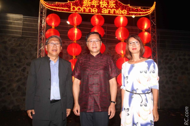 Alex How Choong, président de Guandi de Saint-PIerre,  Chen Zihong,  Consul Général de Chine à La Réunion, et Sandrine Aho Nienne, conseillère municipale de Saint-Pierre