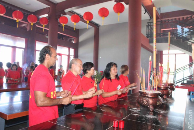 Quelques bénévoles rendant hommage à Guandi le guerrier déïfié Quelques bénévoles rendant hommage à Guandi le guerrier déïfié