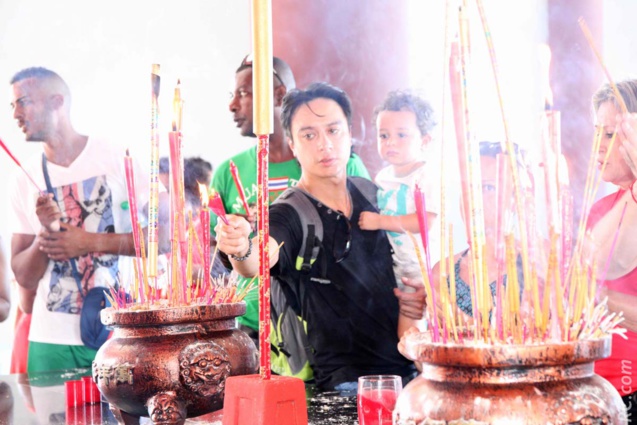 En famille, ils étaient venus se recueillir devant la statue de Guandi En famille, ils étaient venus se recueillir devant la statue de Guandi