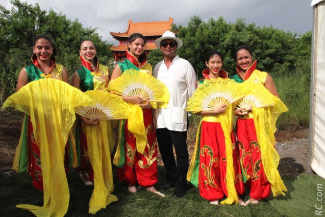 Jean-Pierre Ah-Voun en compagnie des danseuses de Huang Shan de Saint-Denis