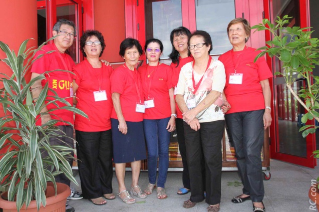 Le docteur Michel Lee et l’équipe chargée de la vente des bougies Le docteur Michel Lee et l’équipe chargée de la vente des bougies