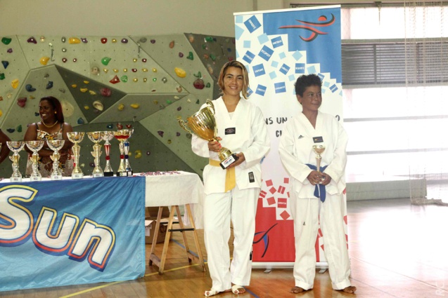 Quelques ampoules aux pieds, mais la coupe est bel et bien là, entre les mains de Emeline Séry Quelques ampoules aux pieds, mais la coupe est bel et bien là, entre les mains de Emeline Séry