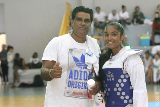 Kilirani Jaglale vainqueur chez les juniors de moins de 68 kg, félicitée par son père
