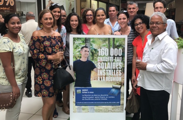 Le couple Beaumarchais entouré du service efficacité énergétique d’EDF à La Réunion