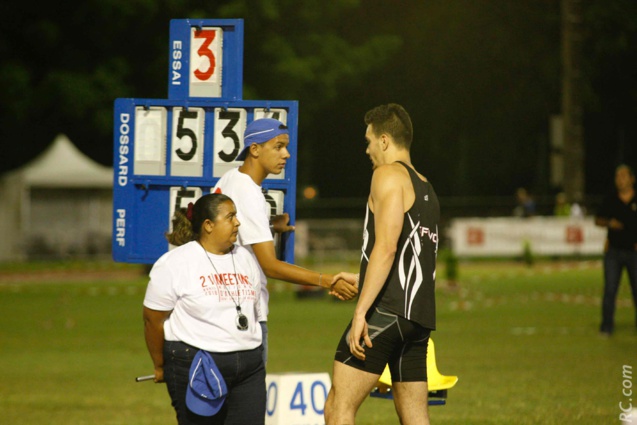 Après son concours, il est salué les officiels. On ne voit pas ça à toutes les compétitions Après son concours, il est salué les officiels. On ne voit pas ça à toutes les compétitions