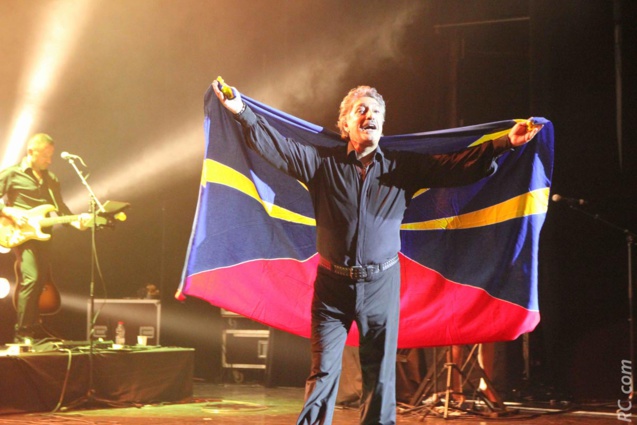 Il a bouclé son tour de chant avec un drapeau de la Réunion, une île qui l'a adopté depuis belles lurettes. L'inverser est également vrai