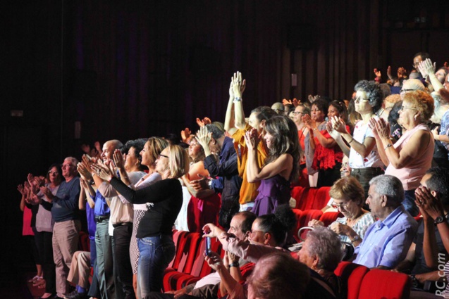 Dans les premières rangées, on s'est levé à de nombreuses reprises Dans les premières rangées, on s'est levé à de nombreuses reprises