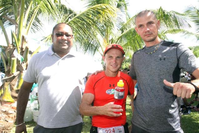 Jean-Louis Robert 2ème sur les 70km, avec les bravos de Aswin Ramjet de Air-Mauritius et Bertrand Vienne de City-Sport de la Réunion Jean-Louis Robert 2ème sur les 70km, avec les bravos de Aswin Ramjet de Air-Mauritius et Bertrand Vienne de City-Sport de la Réunion
