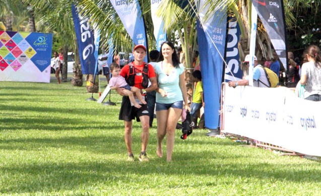 Quand Jean-Louis et Véronique ensemble, leur bébé dans les bras. Une arrivée en famille Quand Jean-Louis et Véronique ensemble, leur bébé dans les bras. Une arrivée en famille