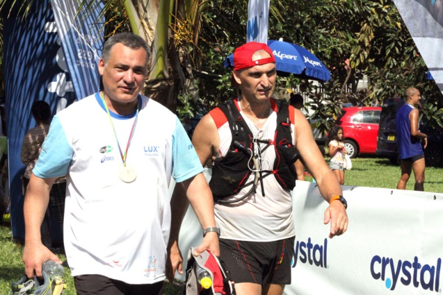 Les derniers mètres de l'ancien footballeur professionnel Sergio Garcia sur les 37km, avec les encouragements de son frère venu de Lyon