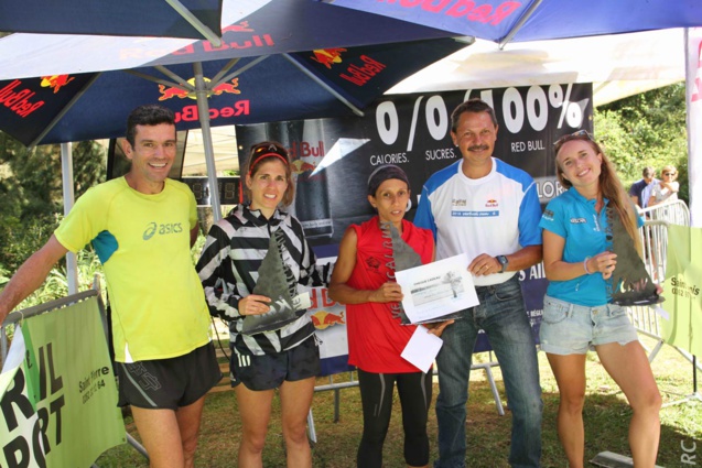 Le podium féminin, avec Julie Hoareau, Marie Quillerveré et Jennifer Fietcher, entouré de Laurent Gally et de Jean-Luc Lebon des Amis du Trail