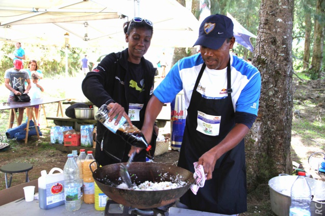 La préparation du riz-chauffé/saucisses frites par Madame Gally et le chef-cuisinier La préparation du riz-chauffé/saucisses frites par Madame Gally et le chef-cuisinier