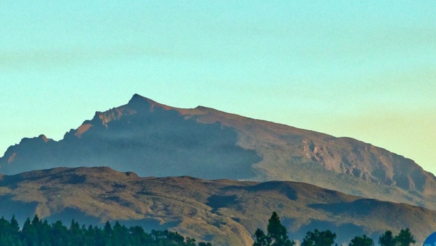 Le Piton des Neiges au lever du jour Le Piton des Neiges au lever du jour