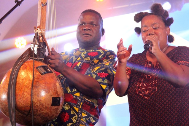 Votia dans une atmosphère africaine passant par Madagascar et la Réunion Votia dans une atmosphère africaine passant par Madagascar et la Réunion