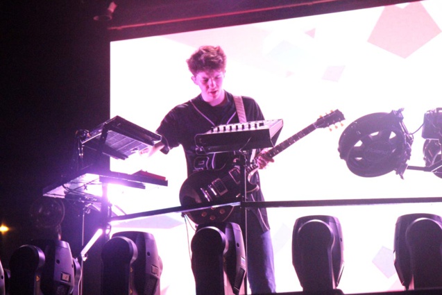 C'est lui le Petit Biscuit bien craquant. Il gratte sa guitare et tape sur ses platines, pour le plus grand bonheur de ses fans