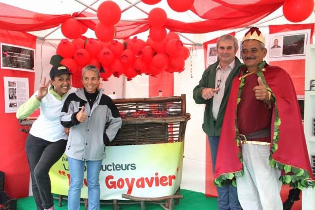 Sylvie Léger, propriétaire de Au c?ur de la Cascade Biberon, Ingrid Fontaine du Parc National des Hauts, Le Roi Goyavier et Jean-Philippe Delorme, Directeur du Parc National des Hauts