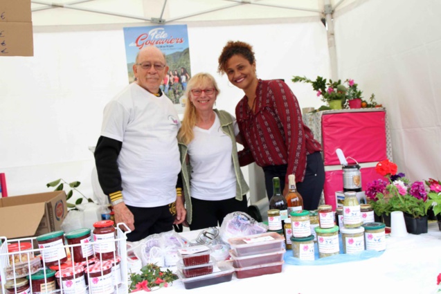 Visite des stands par Anicha Lebeau conseillère régionale Visite des stands par Anicha Lebeau conseillère régionale