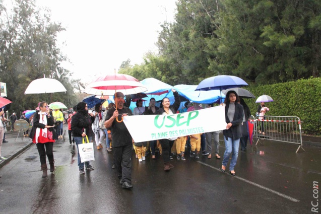 Le défilé des participants avant la cérémonie du ruban