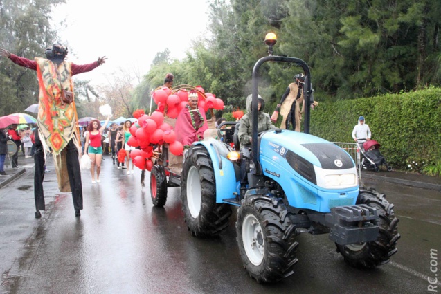 Le cortège « royal » ouvre la voie