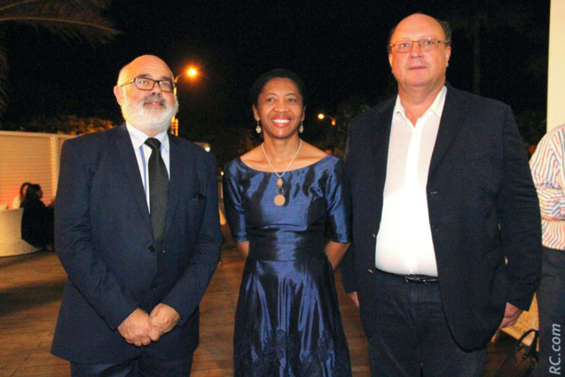 Patrick Mallet, maire de Saint-Louis, président du Syndicat Mixte de Pierrefonds,  Marie-Rose Franchette Gaspard Pierre Louis, Commissaire du Développement Industriel de Rodrigues et Didier  Prugnières, Directeur de l'aéroport de Pierrefonds