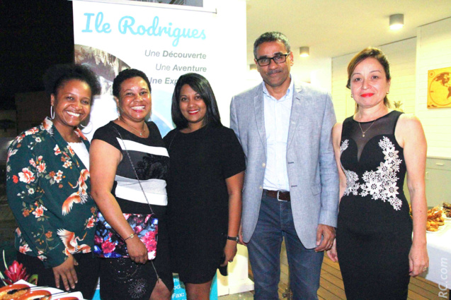 Stéphanie et Marie Pierrette Prosper de l'Office de Tourisme de Rodrigues, Nathalie Ajaguin, commerciale à Air-Mauritius, Zackaria Omarjee cadre à Air-Mauritius de la Réunion et Nathalie Biram, directrice de Air-Mauritius à Rodrigues