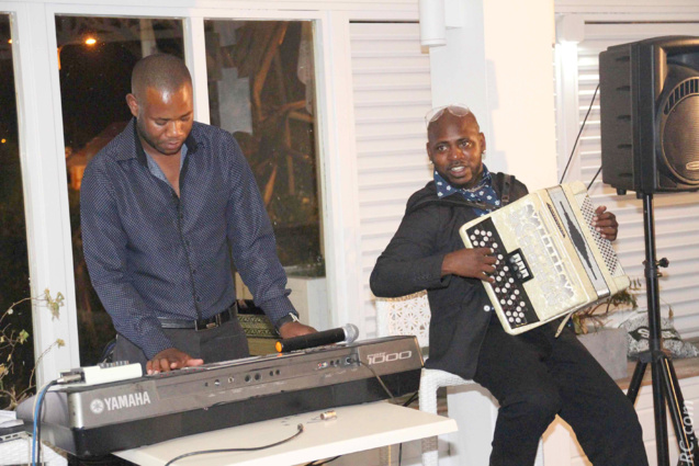 Musique Rodriguaise lors de cette soirée à la Ville Delisle Musique Rodriguaise lors de cette soirée à la Ville Delisle