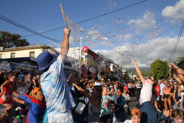 Des bulles de savon qui ont fait la joie des enfants. Merci Monsieur... Des bulles de savon qui ont fait la joie des enfants. Merci Monsieur...