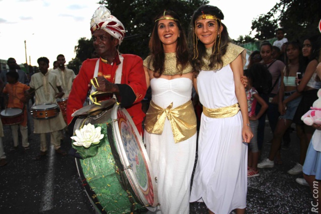 Tout le monde fait la fête, tout le monde il est beau, tout le monde il est gentil