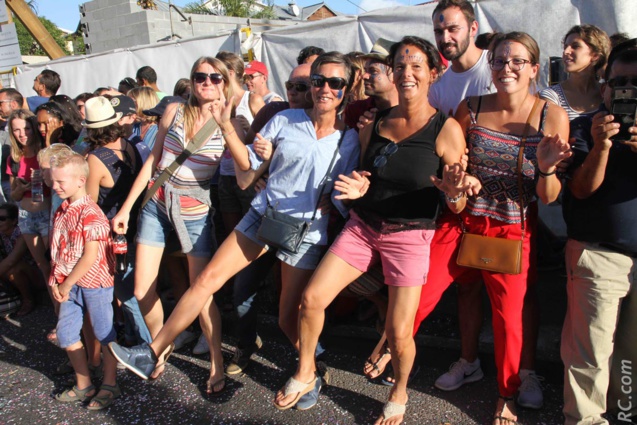 Le public en délire, dans l'esprit d'un vrai carnaval