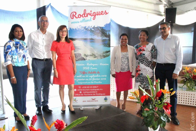 Nathalie Ajaguin (Air-Mauritius), J.Davis P.F Hee Hong Wye, Directeur de Cabinet de l'Assemblée Régionale de Rodrigues, Nathalie Biram, directrice de Air-Mauritius à Rodrigues,   Marie Pierrette Patricia et Stéphanie de l'Office de Tourisme de Rodrigues, Zackaria Omarjee de Air-Mauritius à la Réunion