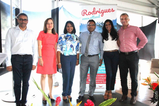 L'équipe de choc de Air-Mauritius : Zackaria Omarjee, Nathalie Biram, Nathalie Ajaguin, Vishal Narain, Natacha Latchimy et Robert Bourquin, directeur de Air-Mauritius à la Réunion