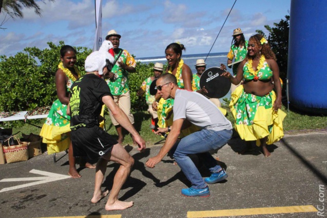 L'animateur Ti Dash donne l'exemple, le séga mauricien il connaît par cœur